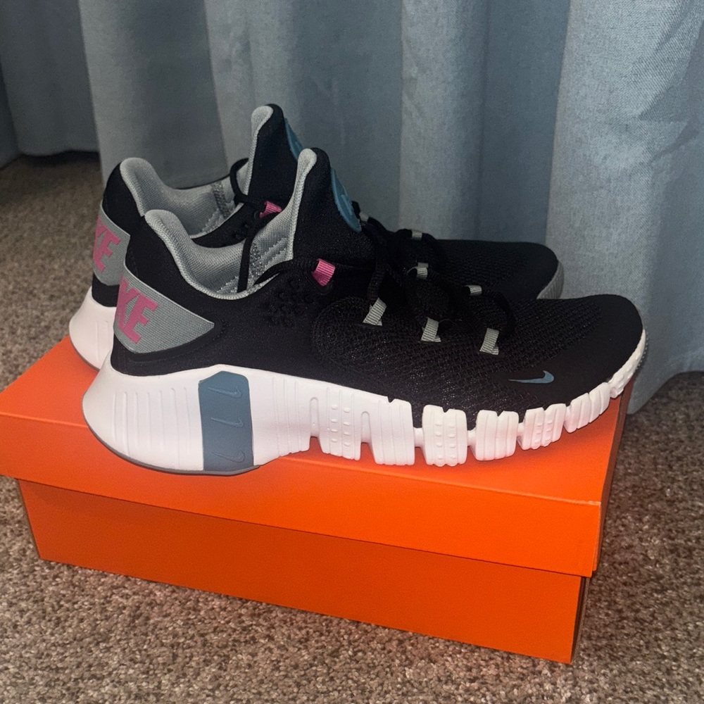 Womens Nike Free Metcon Black and Pink Sneakers
